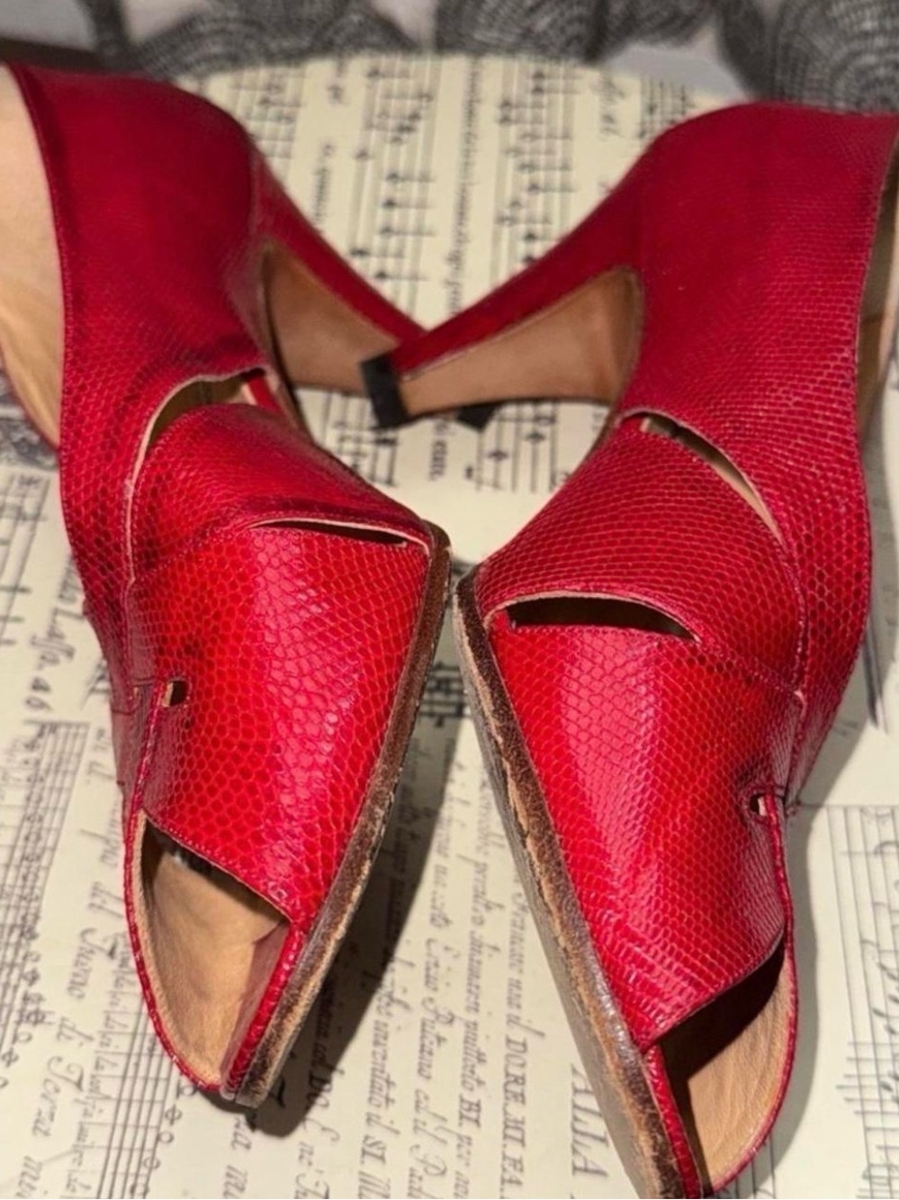 Bottega Veneta Vintage Red Lizard Print Cutout Peep Toe Heels SZ 7.5 - Picture 7 of 8